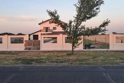 Casă cu 4 camere cu Teren 7500 Mp în Central - 1