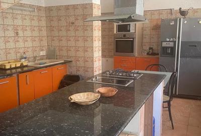 Casă cu Teren 2000 Mp în Central - 2