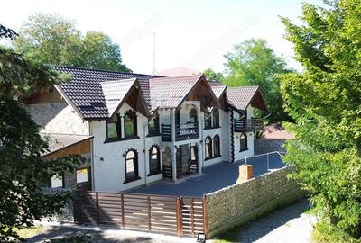 Casă cu 11 camere cu Teren 525 Mp în Central - 15