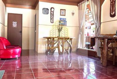 Casă cu 8 camere cu Canalizare în Central - 4