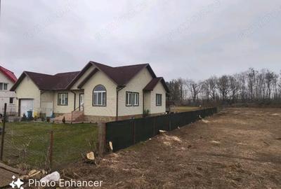 Casă cu Teren 3000 Mp în Central - 3