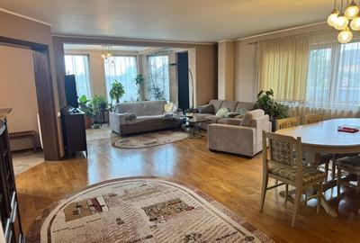 Casa superba intr-o zona linistita – 4 dormitoare, 3 bai, living spatios si grad - 9