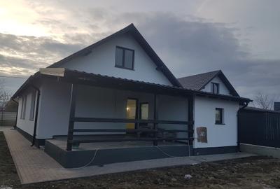 Casa plan parter noua, trei camere, doua bai, terasa, beci, curte 500mp, Lilieci