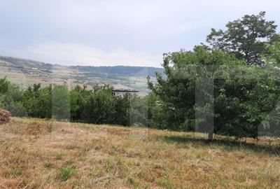 Teren de 2000 mp, în Iris