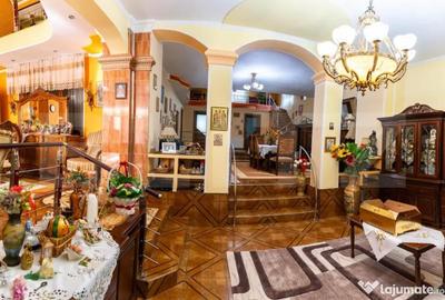 Casă cu 7 camere cu Teren 2500 Mp în Central - 11