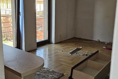 Casă cu 4 camere cu Teren 1300 Mp în Central - 1