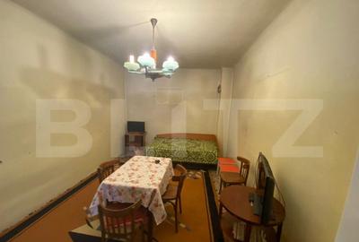 Casa de 284 mp, impartit in 3 apartamente, teren 503 mp, Gri - 9