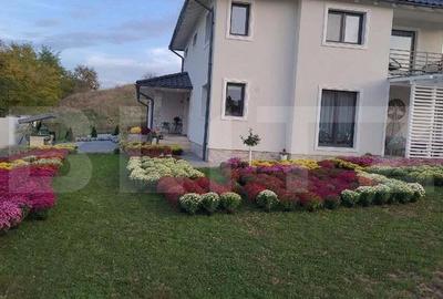 Casa de vacanta cu priveliste catre lac, 213 mp utili, 3500 mp teren cu livada - 3