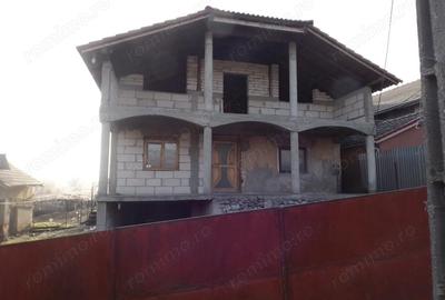 Casă cu Teren 1900 Mp în Pocruia - 1