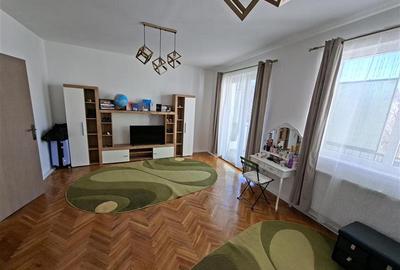 Apartament cu 3 camere semidecomandat, mobilat în Central - 1