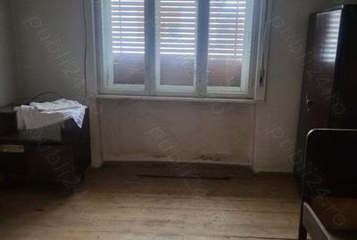 Vand casa cu curte cu gradina, situata central. - 8