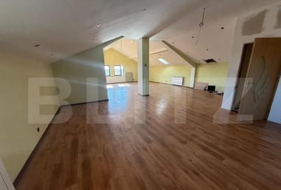 Casă cu 7 camere cu Teren 1000 Mp în Central