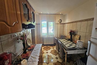 Apartament cu 3 camere semidecomandat, mobilat în Micro II - 23