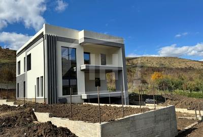 Casa Individuala finalizata, 2 garaje. zona Roata Faget - 1