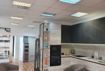 Spațiu comercial, de 85 mp, în Central - 3
