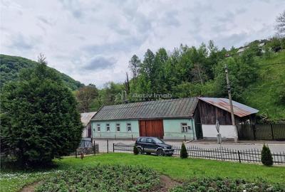 Casă cu 5 camere cu Teren 2446 Mp în Central - 2
