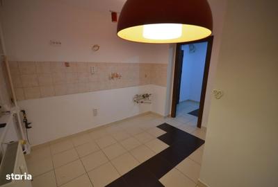 Apartament cu 3 camere decomandat în Titan