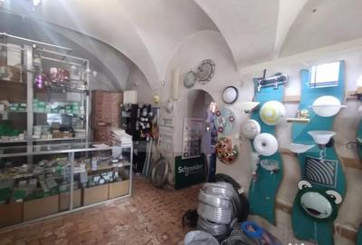 Spațiu comercial, de 600 mp, în Central - 9