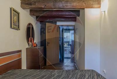 Casă cu 4 camere cu Teren 5576 Mp în Bunești - 2