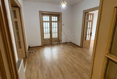 Casă cu 8 camere cu Canalizare în Central - 2