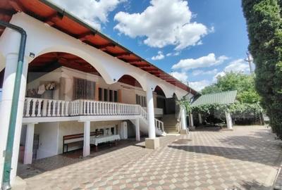 Casă cu 8 camere cu Teren 2235 Mp în Central - 1