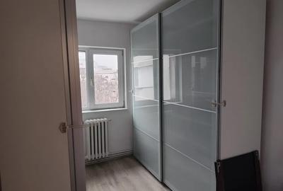 Apartament cu 3 camere, zona Baza 3 - 2