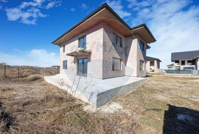 Casă cu 7 camere cu Teren 491 Mp în Exterior Nord