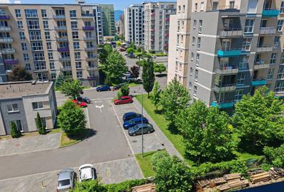 Apartament cu 3 camere semidecomandat în Tractorul - 9