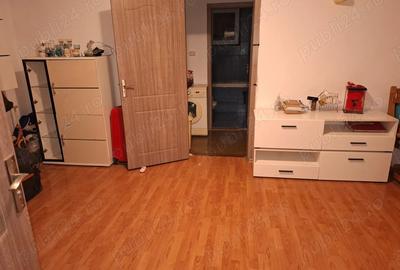 Vand apartament 3 camere..2 terase..centrala..termopane.. bloc D13 ..etajul 8!! - 2