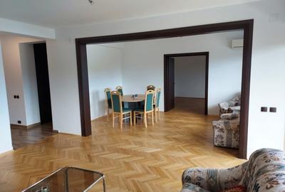 Apartament cu 4 camere decomandat, mobilat în Romană