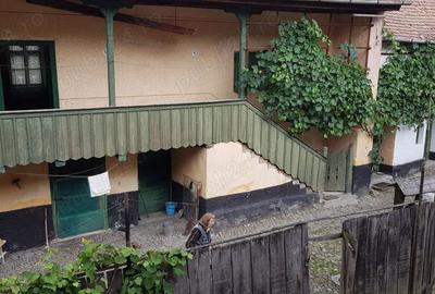 Casă cu 6 camere cu Teren 1129 Mp în Central - 2