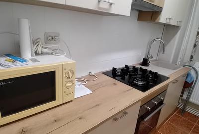 Apartament cu 3 camere semidecomandat, mobilat în Sud
