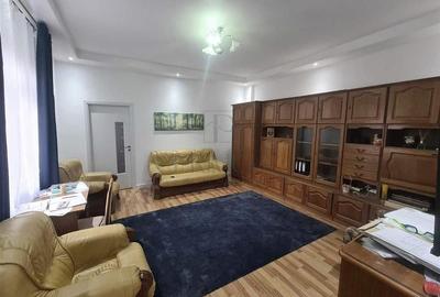 Apartament cu 3 camere semidecomandat în Sinaia