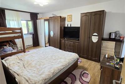 Apartament cu 3 camere semidecomandat, mobilat în Km 4-5 - 8