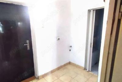 Apartament cu 3 camere semidecomandat în Petrișor
