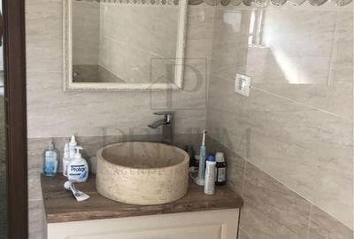Casă cu 4 camere decomandat cu Canalizare în Moșnița Nouă