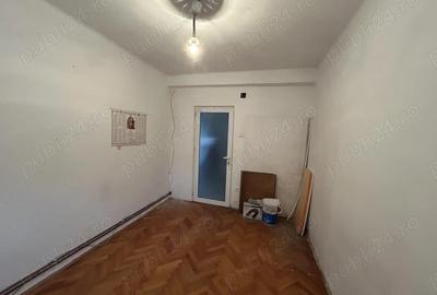 Vand apart.3 cam.ultracentr.,B-dul V.Milea,langa Tribunal,st.68 mp.bloc caramida,et.3 - 8