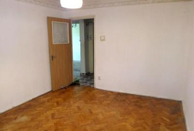 Apartament 3 camere, decomandat, parter in Ploiesti, Cina, comision 0 - 2
