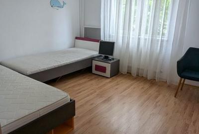 Apartament cu 3 camere decomandat în Exterior Vest