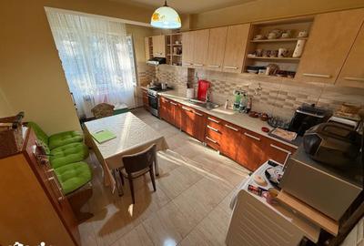 Apartament cu 3 camere semidecomandat în Central