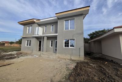 Duplex cu 4 camere cu Canalizare în Moșnița Nouă - 1