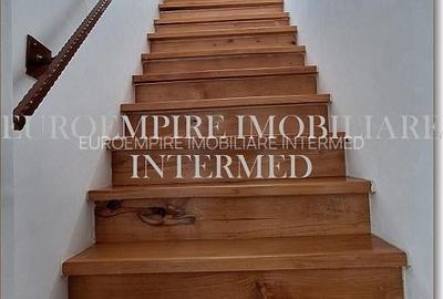 Casă cu 5 camere cu Garaj în Km 5 - 7