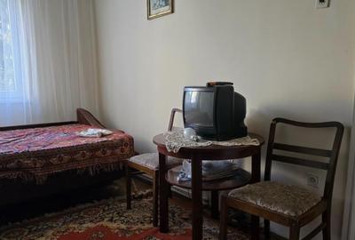 Apartament cu 3 camere semidecomandat în Gojdu