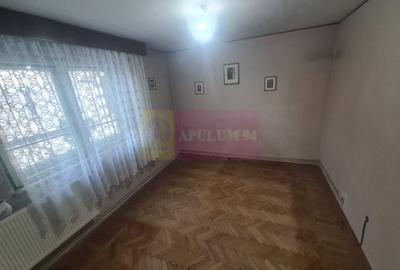 Apartament cu 2 camere de vanzare in Campina - Zona Piata Centrala