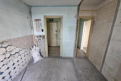 Apartament cu 2 camere semidecomandat în Micro I - 12