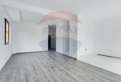 Casă cu 5 camere cu Teren 1000 Mp în Ostratu - 2