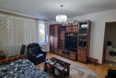 Apartament cu 3 camere semidecomandat în Ștefan cel Mare