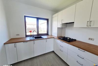 Casă cu 4 camere decomandat în Noua - 3