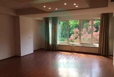 Apartament cu 3 camere semidecomandat în Nordului