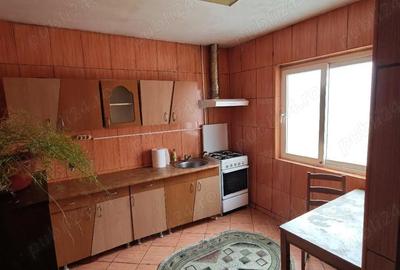 Casă cu 3 camere cu Teren 210 Mp în Central - 2